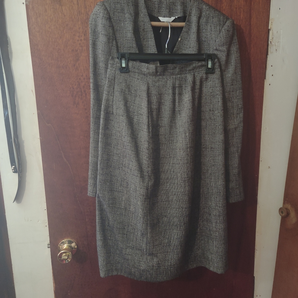 LADIES JACKET AND SKIRT SUIT. SIZE JR 5.